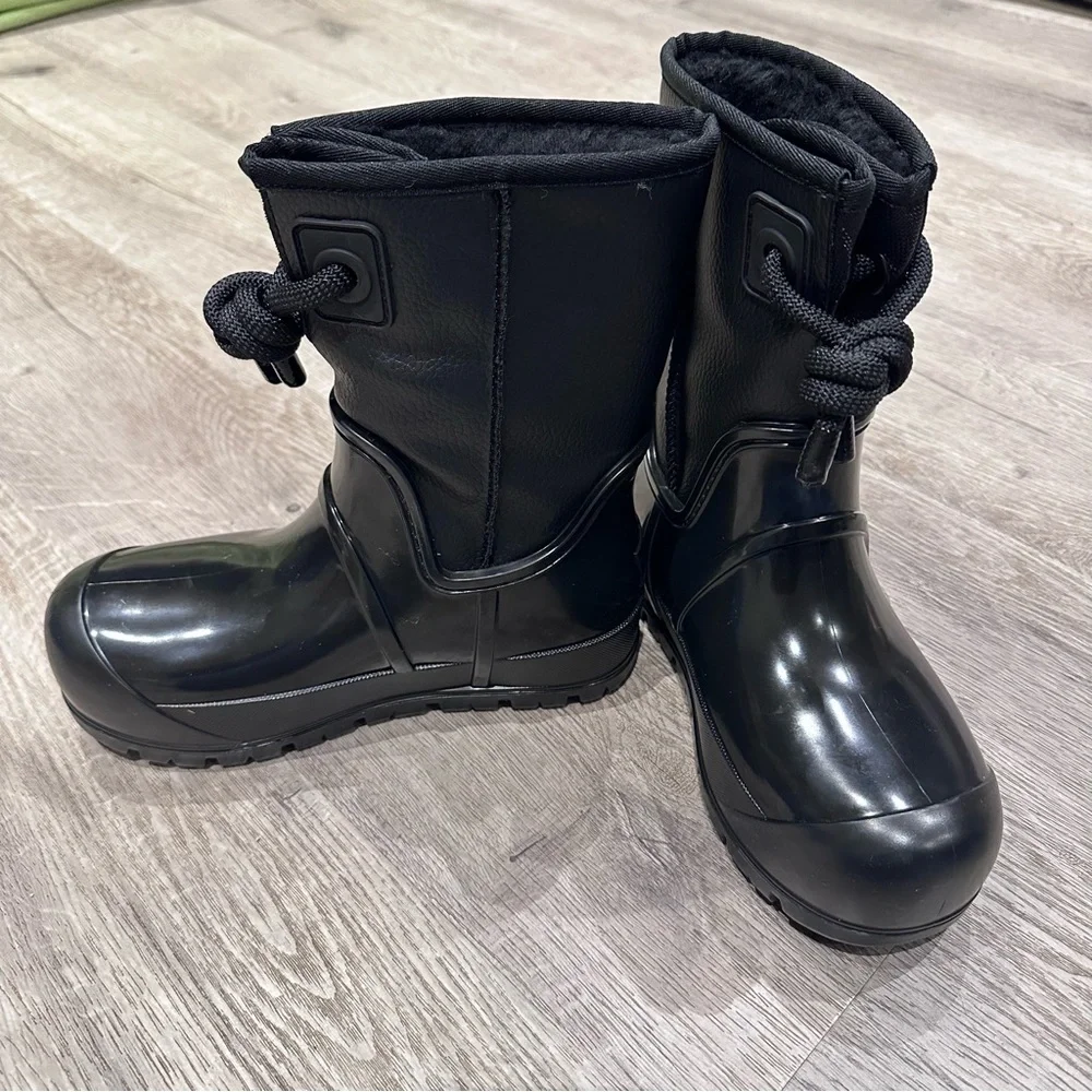 UGG Raincloud lace black boots size 6 NWT